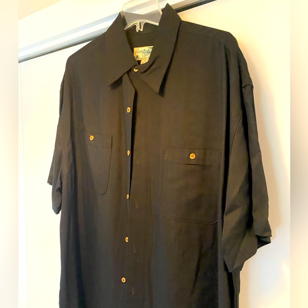 Men’s short sleeved button down in black, size XL